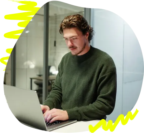 Mann arbeitet konzentriert am Laptop im Büro