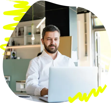 Mann arbeitet an einem Laptop