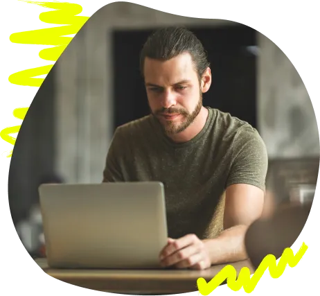 Mann arbeitet am Laptop