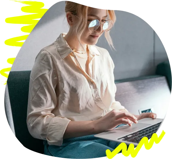 Frau arbeitet konzentriert am Laptop